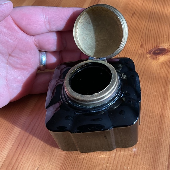 ANTIQUE EMERALD GREEN GLASS INKWELL BRASS CAP VERY SCARCE TO FIND! - Picture 9 of 15